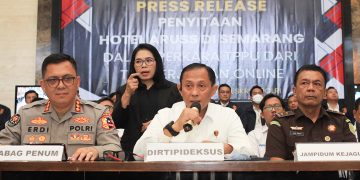 Pihak kepolisian menyampaikan keterangan terkait penyitaan Hotel Aruss Semarang terkait dugaan tindak pidana pencucian uang (TPPU) dari judi daring di Bareskrim Polri, Jakarta, Senin (6/1/2025).
