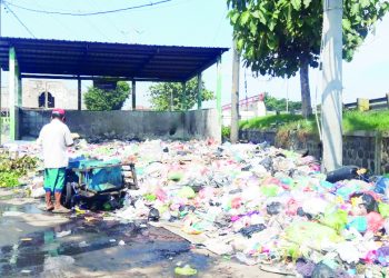 Seorang petugas becak sampah membuang sampah di TPS Bandarharjo, Semarang Utara, Kota Semarang, belum lama ini. (Syahril Muadz | Harianmuria.com)