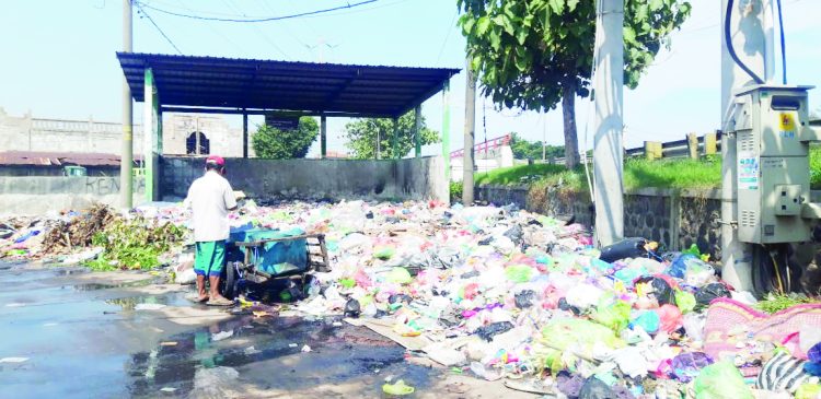 Seorang petugas becak sampah membuang sampah di TPS Bandarharjo, Semarang Utara, Kota Semarang, belum lama ini. (Syahril Muadz | Harianmuria.com)