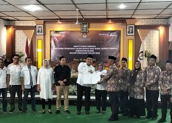 Arief Rohman dan Sri Setyorini menerima berkas penetapan sebagai Bupati dan Wakil Bupati Blora terpilih dalam rapat pleno di Gedung PKPRI, Blora, Jawa Tengah, Kamis, 9 Januari 205. (Hanafi | Harianmuria.com)