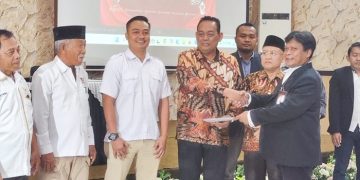 Bupati Grobogan terpilih Setyo Hadi menerima berkas berita acara penetapan dirinya dan Sugeng Prasetyo sebagai Bupati dan Wakil Bupati Grobogan terpilih periode 2025-2030. (Eko Wicaksono | Harianmuria.com)