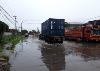 Sejumlah kendaraan besar menerjang banjir rob di perbatasan Kota Semarang-Demak, belum lama ini. (Syahril Muadz | Harianmuria.com)