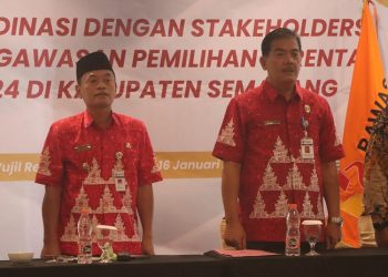 Wakil Bupati Semarang Basari (kiri) bersama Sekda Kabupaten Semarang Djarot Supriyoto (kanan) saat hadir di Rakor Evaluasi Pengawasan Pilkada Serentak 2024 di Kabupaten Semarang, yang diselenggarakan di Wujil Resort and Convention, yang ada di Bergas, Kamis, 16 Januari 2025. (Hesty Imaniar | Harianmuria.com)