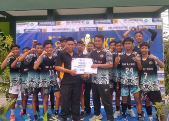 SIMBOLIS: Tim voli putra SMPN 1 Bulu, Rembang meraih juara turnamen voli HUT SMK Annuroniyah, Sabtu, 11 Januari 2025. (SMPN 1 Bulu/Harianmuria.com)