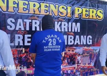 Kades Pangkalan, Sluke, Rembang, Mohammad Sa’roni hadir dalam konferensi pers atas sejumlah dugaan kasus hukum yang menjeratnya, belum lama ini. (Vicky Rio | Harianmuria.com)