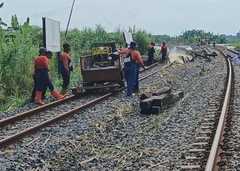 Sejumlah petugas masih melakukan perbaikan pada rel kereta api antara Karangjati dan Stasiun Gubug, Kabupaten Grobogan yang putus akibat luapan air, Senin, 27 Januari 2025. (Harianmuria.com)