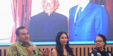 Bupati Blora Arief Rohman (kiri) bersama aktris Happy Salma (tengah) dan perwakilan keluarga Astuti Ananta Toer (kanan) menyampaikan keterangan kepada wartawan terkait Peringatan Seabad Sastrawan Pramoedya Ananta Toer di Taman Ismail Marzuki, Jakarta pada Selasa, 21 Januari 2025. (Anta | Harianmuria.com)