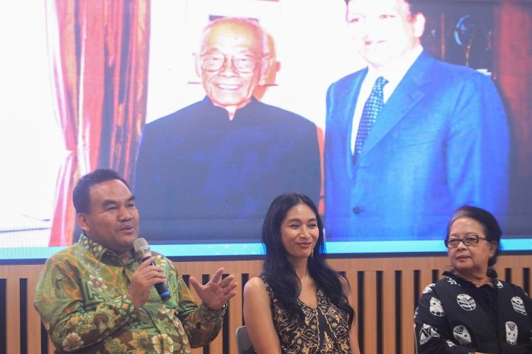 Bupati Blora Arief Rohman (kiri) bersama aktris Happy Salma (tengah) dan perwakilan keluarga Astuti Ananta Toer (kanan) menyampaikan keterangan kepada wartawan terkait Peringatan Seabad Sastrawan Pramoedya Ananta Toer di Taman Ismail Marzuki, Jakarta pada Selasa, 21 Januari 2025. (Anta | Harianmuria.com)