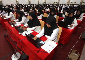 Peserta calon Pegawai Pemerintah dengan Perjanjian Kerja (PPPK) dari formasi teknis mengikuti ujian seleksi, Selasa (17/12/2024). (Lingkar Network | Harianmuria.com)
