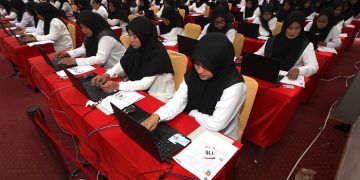 Peserta calon Pegawai Pemerintah dengan Perjanjian Kerja (PPPK) dari formasi teknis mengikuti ujian seleksi, Selasa (17/12/2024). (Lingkar Network | Harianmuria.com)