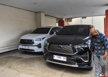 Dua unit mobil Toyota Innova Zenix 2.0 yang menjadi kendaraan dinas Bupati dan Wakil Bupati Kudus. (Fahtur Rohman/Harianmuria.com)