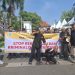 Awak media yang tergabung dalam Forum Wartawan Kendal menggelar aksi teatrikal di depan Kantor Bupati Kendal. (Arvian Maulana/Harianmuria.com)