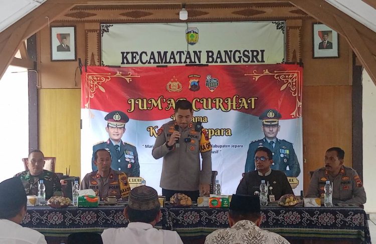 Jelang Ramadan, Kapolres Jepara Ajak Warga Jaga Kamtibmas - Harianmuria Polres Jepara saat menggelar Jumat Curhat di Pendapa Kecamatan Bangsri. (Tomi Budianto/Harianmuria.com)
