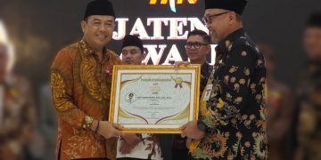 Penjabat Bupati Jepara Edy Supriyanta (kiri) saat menerima penghargaan HPN Jateng Award 2025 di Wisma Perdamaian, Semarang. (Tomi Budianto/Harianmuria.com)