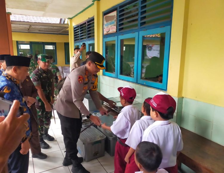 Tahap Awal Sasar 2.262 Siswa, Program MBG Diluncurkan di Jepara - Harianmuria Jajaran Forkopimda Jepara menyerahkan makanan kepada siswa SD setelah peresmian Program Makan Bergizi Gratis. (Tomi Budianto/Harianmuria)