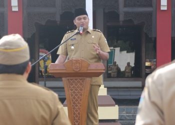 Wakil Bupati Jepara M Ibnu Hajar saat memimpin apel pagi di halaman Setda Jepara. (M Aminudin/Harianmuria.com)