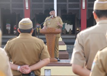 akil Bupati Jepara M Ibnu Hajar (Gus Hajar) saat memimpin Apel Senin pagi. (Tomi Budianto/Harianmuria.com)