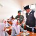 Wakil Bupati Jepara M Ibnu Hajar berdialog dengan siswa penerima program MBG. (Tomi Budianto/Harianmuria.com)