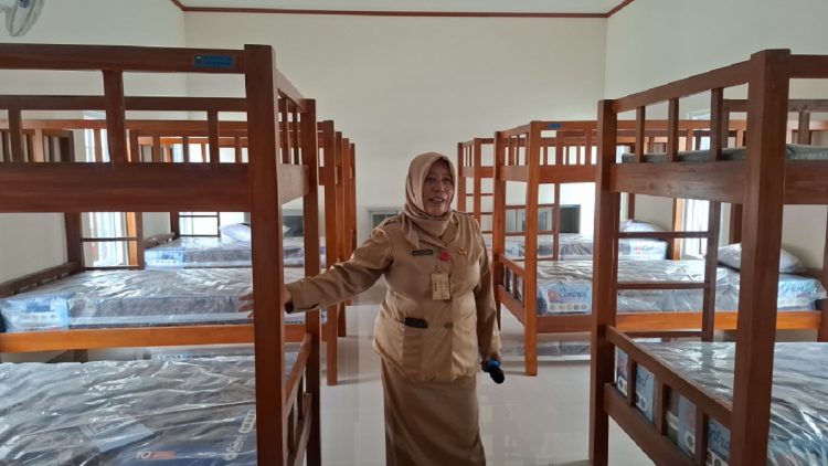 Kepala Dinsos Kabupaten Semarang Istichomah sedang menjelaskan mengenai fasilitas yang didapat ketika berada di rumah singgah, belum lama ini. (Hesty Imaniar | Harianmuria.com)