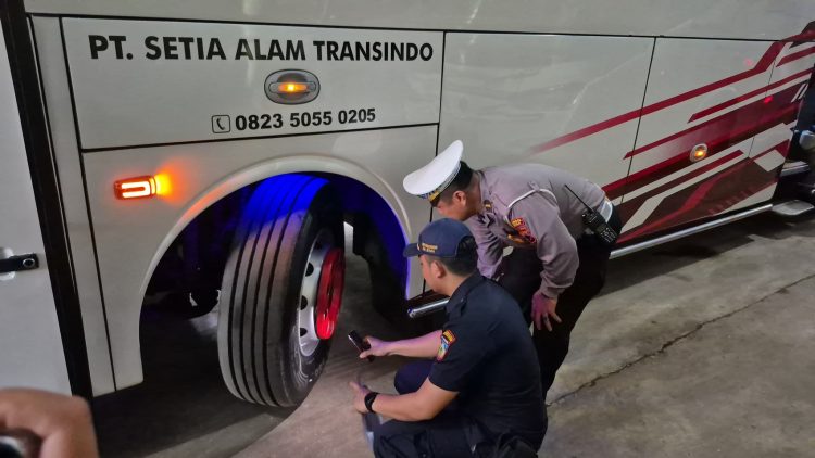 Pengecekan ban bus di Garasi PO Setia Alam Transindo oleh Polres Jepara dan Dishub Kabupaten Jepara. ( Muhammad Aminudin/Harianmuria.com)