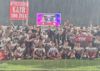 Para pemain Persijap Jepara bersama pelatih dan ofisial merayakan kemenangan dan promosi ke Liga 1. (Istimewa/Harianmuria.com)