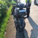 Kondisi sepeda motor yang rusak berat setelah tabrakan. (Dok. Polres Kendal/Harianmuria.com)