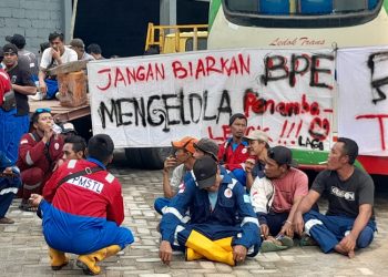 Para penambang sumur minyak tua Ledok menggelar aksi untuk menyampaikan tuntutan mereka. (Eko Wicaksono/Harianmuria.com)