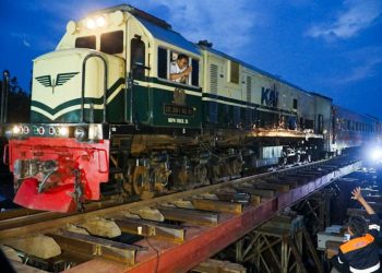 KA Airlangga relasi Surabaya-Jakarta melintas di jalur rel di perlintasan antara Stasiun Gubug dan Stasiun Karangjati di Kabupaten Grobogan, Selasa (4/2). (Anta | Harianmuria.com)