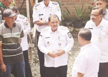 Bupati Semarang sedang meninjau proyek konsolidasi tanah dan Dana Alokasi Khusus (DAK) Pengentasan Permukiman Terpadu 2024 di lingkungan Kaligawe, Kelurahan Susukan, Kecamatan Ungaran Timur, Rabu (5/2). (Hesty Imaniar | Harianmuria.com)
