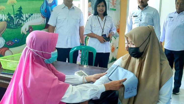 Petugas Puskesmas Kragan 2 Kabupaten Rembang saat memeriksa pasien, pada kegiatan simulasi PKG, pada Rabu, 5 Februari 2025. (Harianmuria.com)