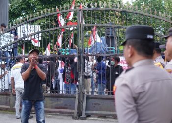 Ratusan warga Sukolilo menyampaikan tuntutannya di depan Mapolresta Pati belum lama ini. (Setyo Nugroho/Harianmuria.com)
