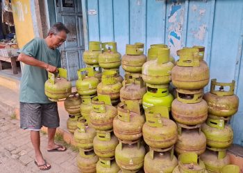 Seorang pemilik pangkalan LPG di Kabupaten Semarang, Tuharno sedang menata tabung-tabung gas yang telah kosong, Selasa, 4 Februari 2025. (Hesty Imaniar | Harianmuria.com)