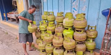 Seorang pemilik pangkalan LPG di Kabupaten Semarang, Tuharno sedang menata tabung-tabung gas yang telah kosong, Selasa, 4 Februari 2025. (Hesty Imaniar | Harianmuria.com)