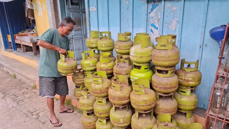 Seorang pemilik pangkalan LPG di Kabupaten Semarang, Tuharno sedang menata tabung-tabung gas yang telah kosong, Selasa, 4 Februari 2025. (Hesty Imaniar | Harianmuria.com)
