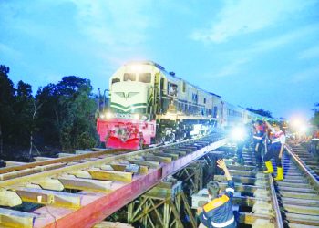 KA Airlangga relasi Surabaya-Jakarta melintas di jalur rel di perlintasan antara Stasiun Gubug dan Stasiun Karangjati di Kabupaten Grobogan, Selasa (4/2). (Anta | Harianmuria.com)