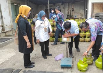 Petugas dari Dindakop dan UKM Kabupaten Blora sedang menyurvei pangkalan LPG subsidi di wilayah setempat, Senin, 3 Februari 2025. (Eko Wicaksono|Harianmuria.com)