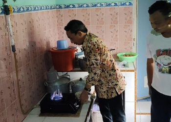 Warga Desa Pamotan, Kabupaten Rembang, Maskur saat mencoba menggunakan biogas sebagai pengganti LPG 3 kiloggram yang sulit didapat masyarakat belakangan ini. (Vicky Rio | Harianmuria.com)