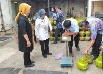 Tim Dindagkop UKM Blora memantau elpiji subsidi di pangkalan untuk memastikan berat isi tabung sesuai. (Dok. Dindagkop UKM Blora/Harianmuria.com)