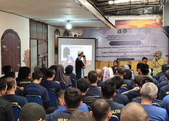 Warga binaan pemasyarakatan Rutan Salatiga mengikuti penyuluhan bidang hukum di Selasar Rutan. (Rosa Aghis/Harianmuria.com)