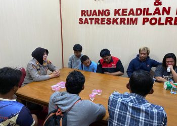 Kapolres Salatiga AKBP Aryuni Novitasari saat membina sejumlah pelajar yang hendak tawuran di Mapolres, Jumat (7/2/2025). (Dok. Polres Salatiga/Harianmuria.com)