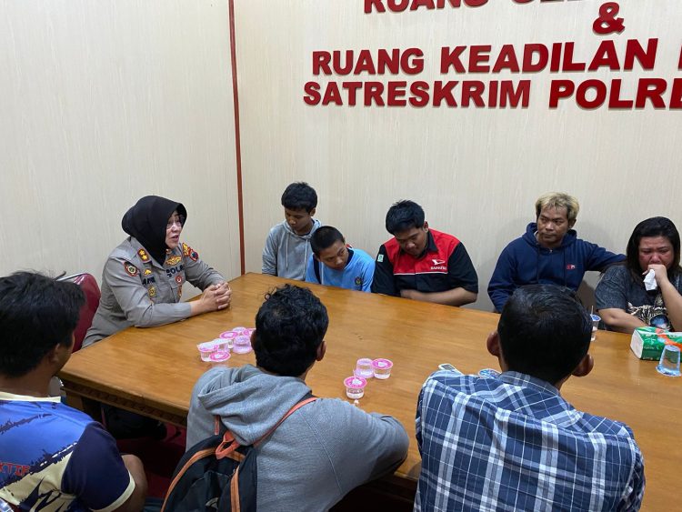 Kapolres Salatiga AKBP Aryuni Novitasari saat membina sejumlah pelajar yang hendak tawuran di Mapolres, Jumat (7/2/2025). (Dok. Polres Salatiga/Harianmuria.com)