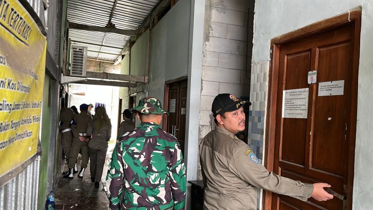 Razia Kos-Kosan, Satpol PP Demak Amankan 4 Pasangan Tak Resmi - Harianmuria Petugas gabungan saat melakukan razia kos-kosan yang ada di belakang eks stasiun Demak. (Burhan Aslam/Harianmuria.com)