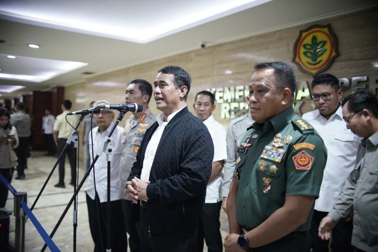 Menteri Pertanian RI Andi Amran Sulaiman memberi pengarahan penandatanganan purchase order (PO) untuk menyerap gabah petani. (Istimewa/Harianmuria.com)