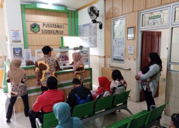 Warga tampak menunggu antrean untuk periksa kesehatan di Puskesmas Sidorejo Lor. (Angga Rosa/Harianmuria.com)