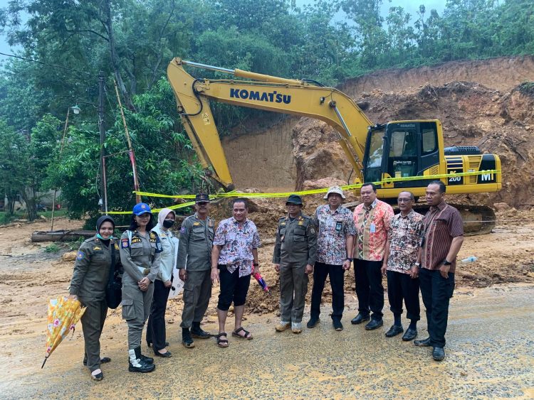 Keruk Bebatuan Karst, Tiga Tambang Ilegal di Sukolilo Ditertibkan - Harianmuria Tim berfoto seusai penertiban tambang ilegal di Sukolilo, Pati pada 2024 lalu. (Setyo Nugroho/Harianmuria.com)