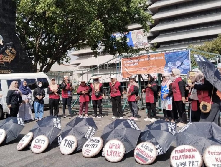 Kasus Kekerasan PRT di Jateng Tinggi, Aktivis Desak Pengesahan RUU PPRT - Harianmuria Sejumlah perempuan menggelar aksi dama dalam rangka Hari Pekerja Rumah Tangga Nasional. (Rizky S/Harianmuria.com)
