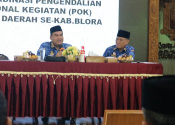 Bupati Blora Dr H Arief Rohman (kiri) memberi arahan strategis terkait kebijakan penghematan anggaran di lingkup Pemkab Blora. (Istimewa/Harianmuria.com)