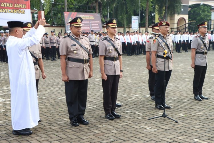 Empat Perwira di Polresta Pati Dimutasi, Ada Kasatreskrim dan Kasatlantas - Harianmuria Upacara serah terima jabatan dan pengambilan sumpah atau janji di lapangan Mapolresta Pati, Selasa (18/2/2025). (Istimewa/Harianmuria.com)