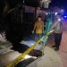 Anggota Polsek Tambakromo memasang rambu tanda bahaya dan garis polisi di jembatan longsor. (Istimewa/Harianmuria.com)