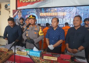 Kapolres Pekalongan Kota AKBP Prayudha Widiyatmoko dalam konferensi pers di Serambi Mapolres. (Fahri Akbar/Harianmuria.com)